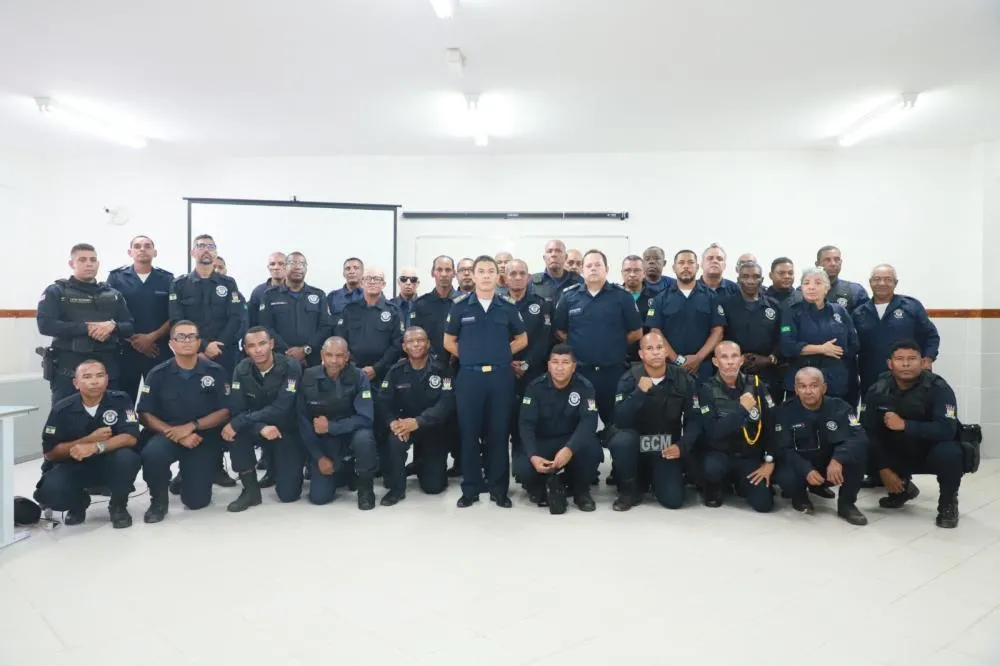 Guardas municipais recebem carteira funcional para identificação profissional