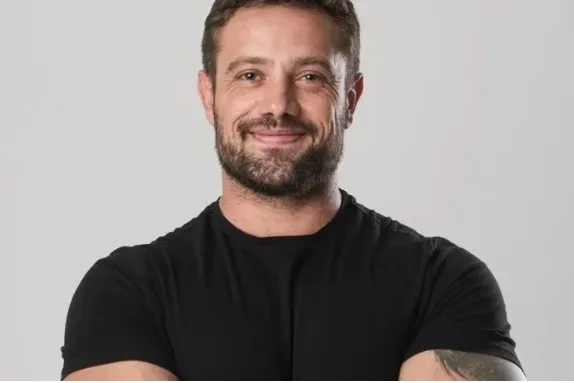 Ex-astro da Globo, Rafael Cardoso revela vício em drogas: “Tô falido”