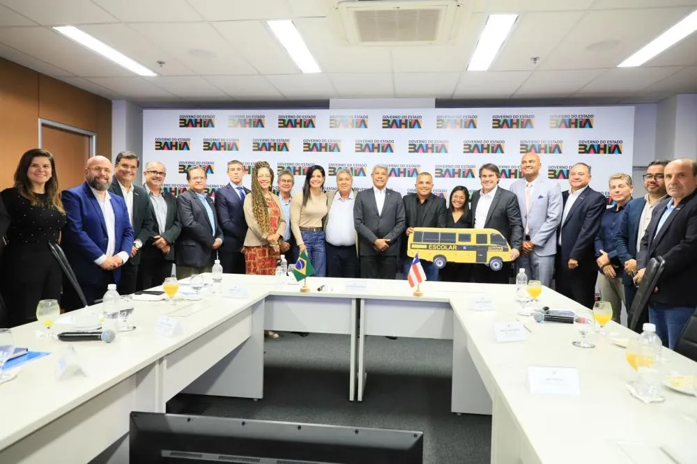Prefeito Bira discute demandas de Mata de São João com governador Jerônimo Rodrigues