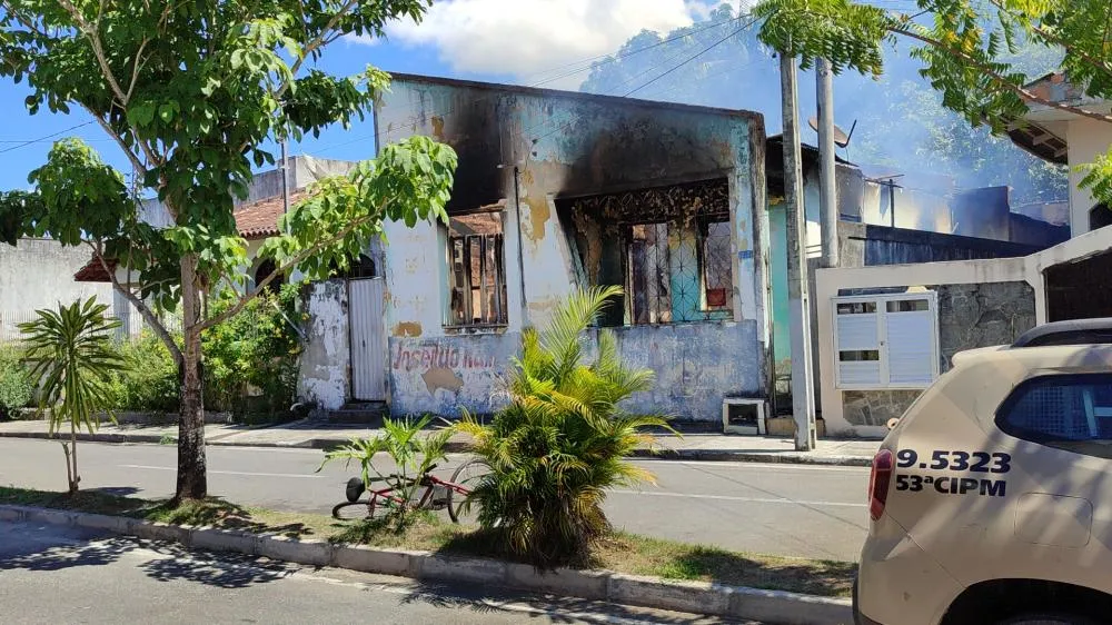 Fogo destrói residência no centro da cidade