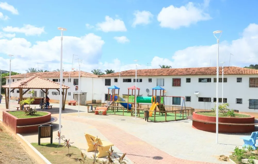 Praça é inaugurada no residencial Santa Rita, em Amado Bahia*