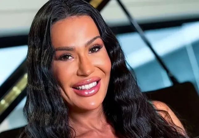 Gracyanne Barbosa é desmascarada por universidade