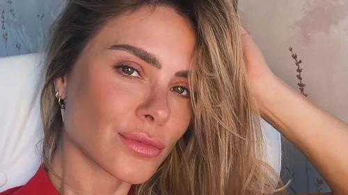 Carolina Dieckmann publica foto de topless ao lado de Angélica