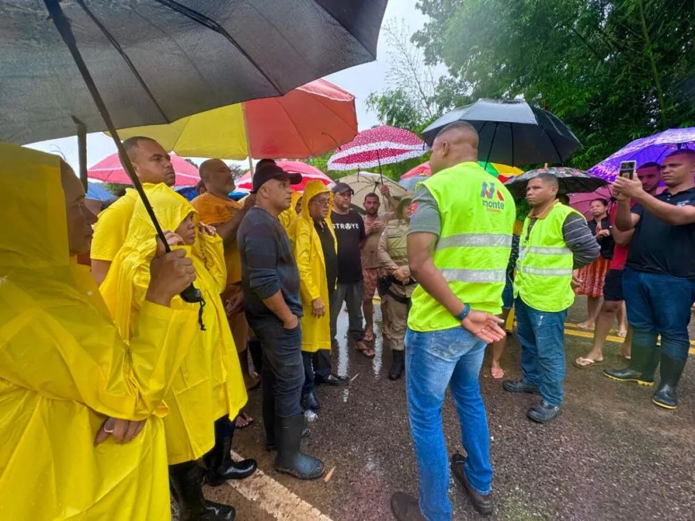 Prefeito Bira visita comunidades afetadas pela chuva em Mata de São João