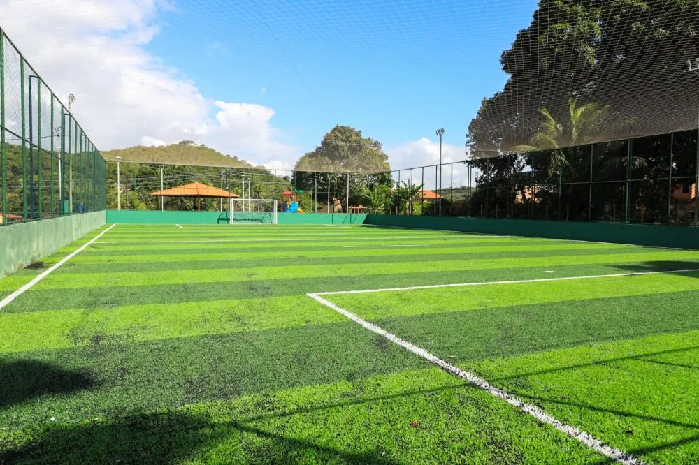 Prefeitura de Mata de São João entrega campo de grama sintética e praça revitalizada à comunidade da Rua da Paz