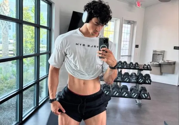 Filho de Xanddy e Carla Perez movimenta web ao mostrar corpo musculoso
