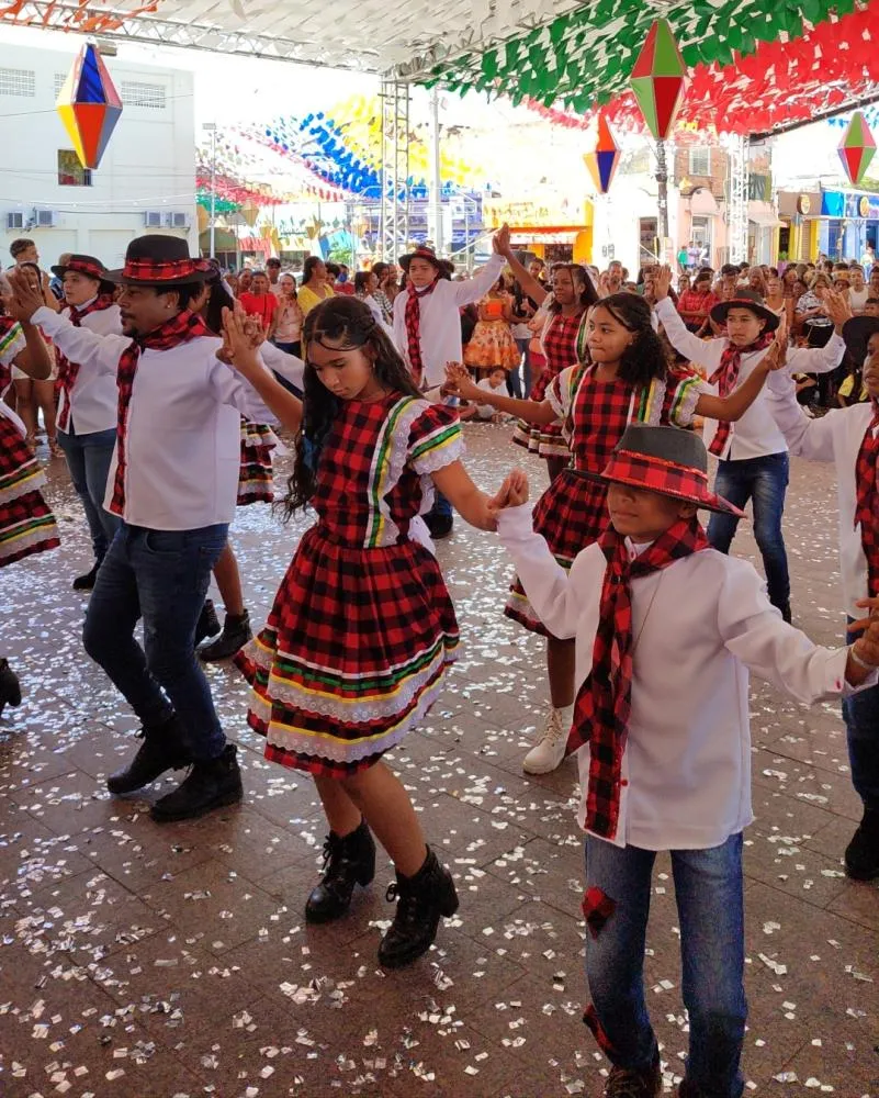 Festa junina em Mata de São João tem início com desfile animado e forró na praça